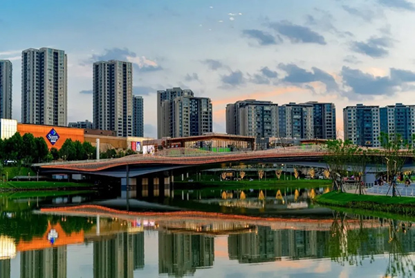 傍晚，在禮嘉天街北岸湖邊漫步，感受美好生活“松弛感”。重慶龍湖供圖