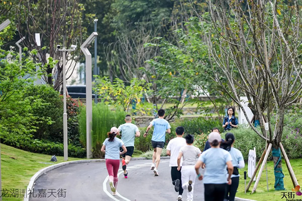 市民參加由龍民社群舉辦的“湖濱MINI跑”活動。重慶龍湖供圖