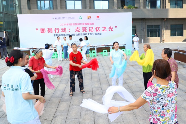 帶領(lǐng)老人們開展舞動治療。重慶市精神衛(wèi)生中心供圖