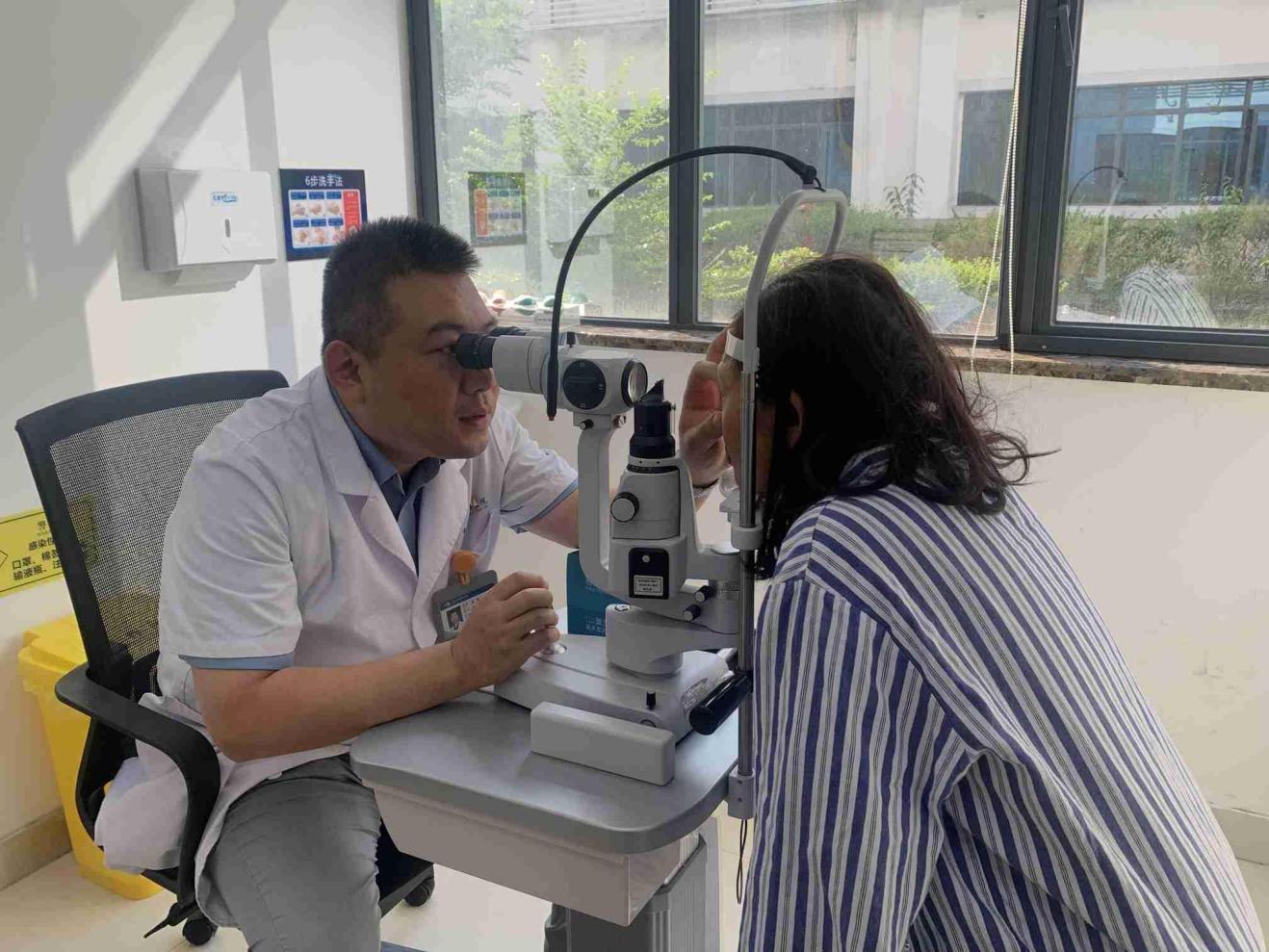 蘇奇為患者檢查眼部情況。重慶華廈眼科醫(yī)院供圖