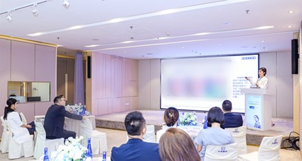 戴霞分享學(xué)術(shù)研究報(bào)告。重慶華美整形外科醫(yī)院供圖