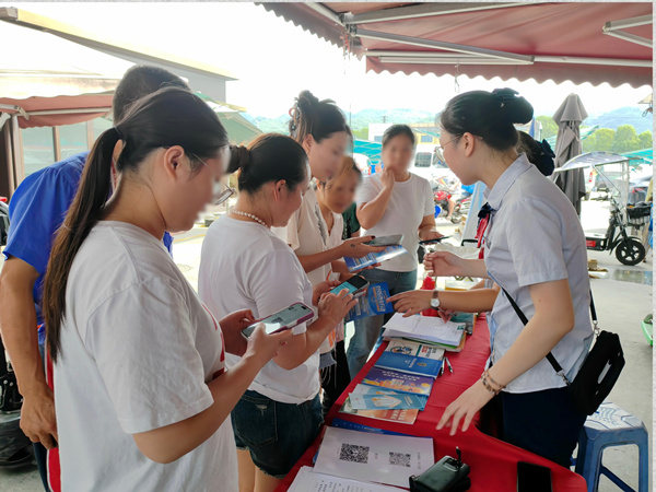 為商戶及群眾送上金融知識。交通銀行重慶市分行供圖