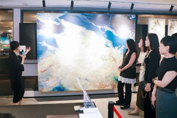 觀眾參觀藝術(shù)作品。主辦方供圖