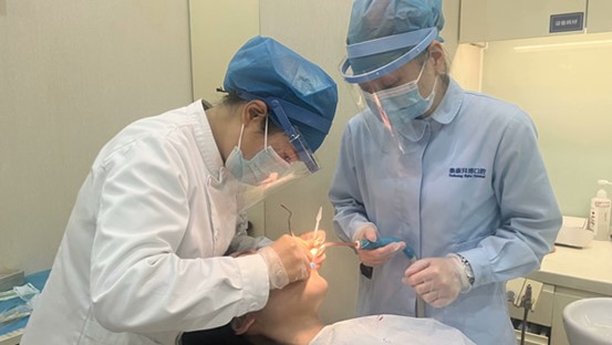 隋慶娜診間治療圖。泰康拜博口腔供圖