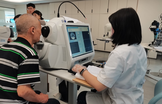 醫(yī)生為患者檢查眼部情況。重慶南坪愛爾眼科醫(yī)院供圖