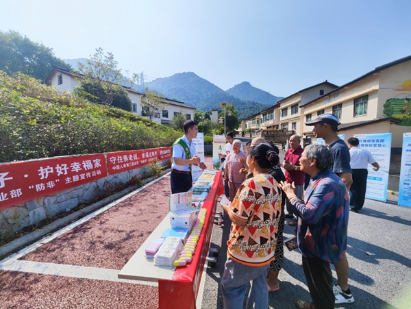 中國人壽壽險重慶市分公司深入江北區(qū)復盛鎮(zhèn)華山村開展金融教育宣傳活動。中國人壽壽險重慶市分公司供圖