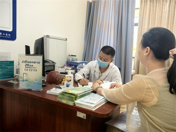 蔡大川主任醫(yī)師在乙肝臨床治愈門診出診。重醫(yī)附二院供圖