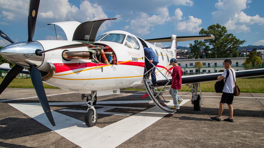 乘客從梁平區(qū)返航黔江區(qū)。黃亞輝攝