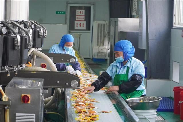 上口佳數(shù)字化生產(chǎn)車間，工人在檢查產(chǎn)品質(zhì)量。梁平區(qū)融媒體中心供圖