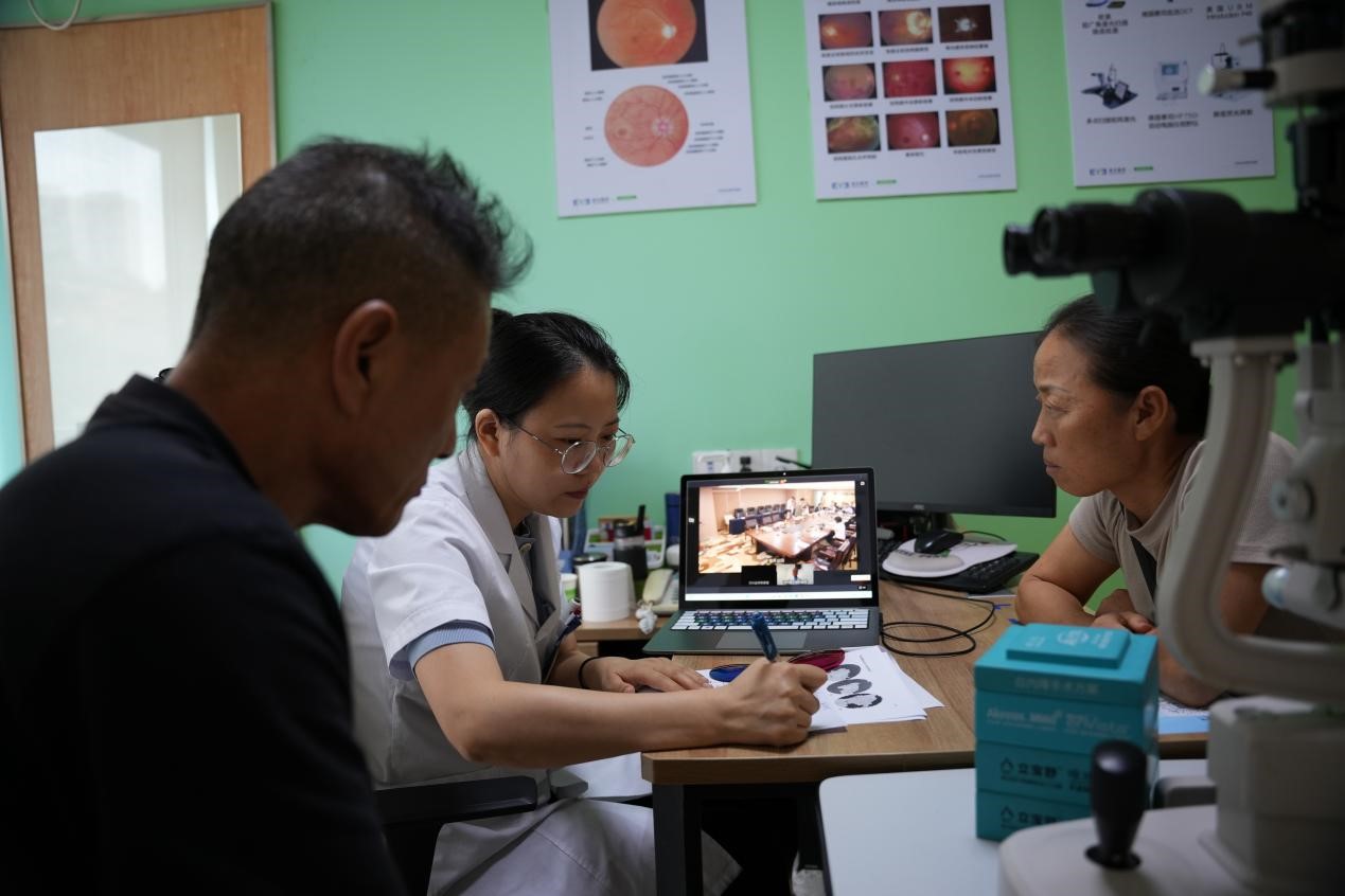會診現(xiàn)場。重慶愛爾眼科醫(yī)院總院供圖