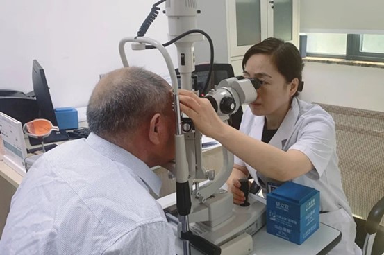 李琳為患者檢查眼部情況。重慶華廈眼科醫(yī)院供圖