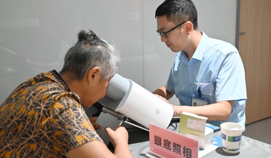 老年患者做眼底照相檢查。重慶南坪愛爾眼科醫(yī)院供圖