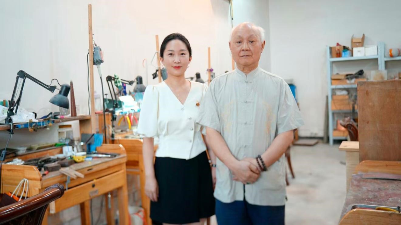 朱星蓉與李昌義合影。重慶藝星醫(yī)療美容醫(yī)院供圖