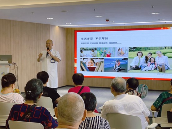 陳伯凡科普老年眼病知識。重慶普瑞眼科醫(yī)院供圖