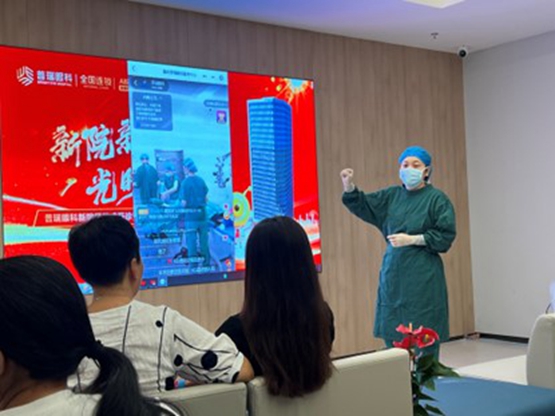 唐甜介紹個性化近視手術(shù)。重慶普瑞眼科醫(yī)院供圖