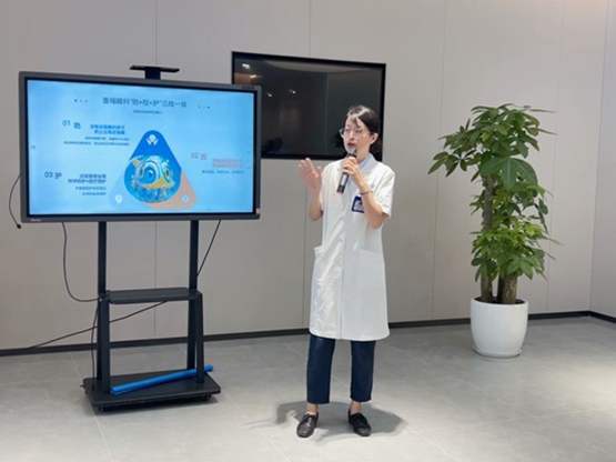 史月麗科普兒童眼健康知識。重慶普瑞眼科醫(yī)院供圖