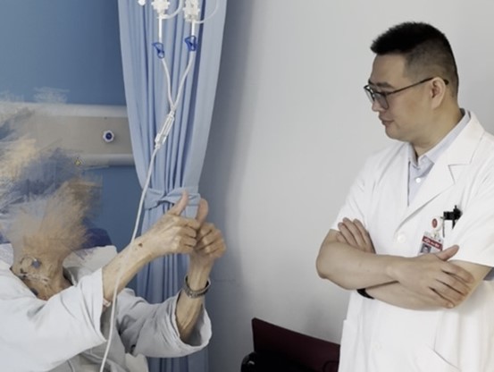 醫(yī)生查房中。重慶松山醫(yī)院供圖