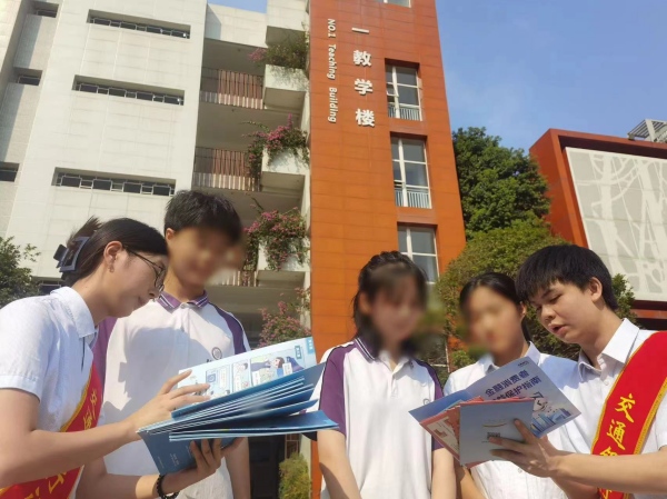 交行重慶市分行送金融知識(shí)進(jìn)校園。交行重慶市分行供圖