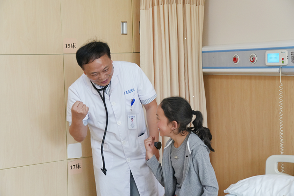 鐘前進與患者一起加油。重慶康心醫(yī)院供圖