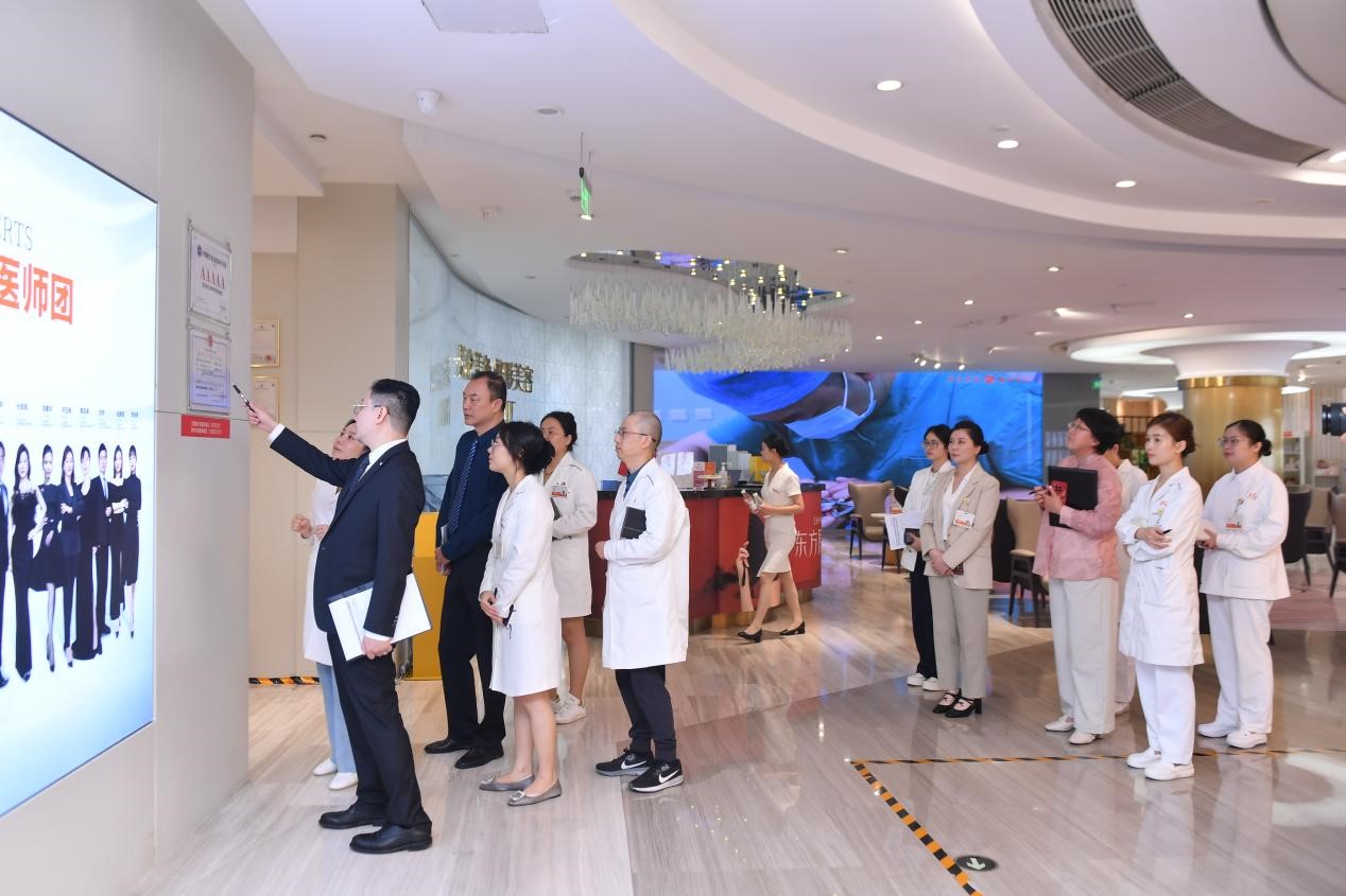 評審現(xiàn)場。重慶美侖美奐整形美容醫(yī)院供圖