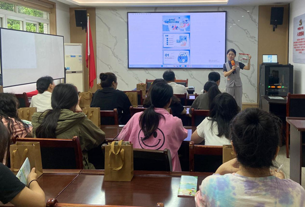 開展金融消保課堂。招商銀行重慶分行供圖