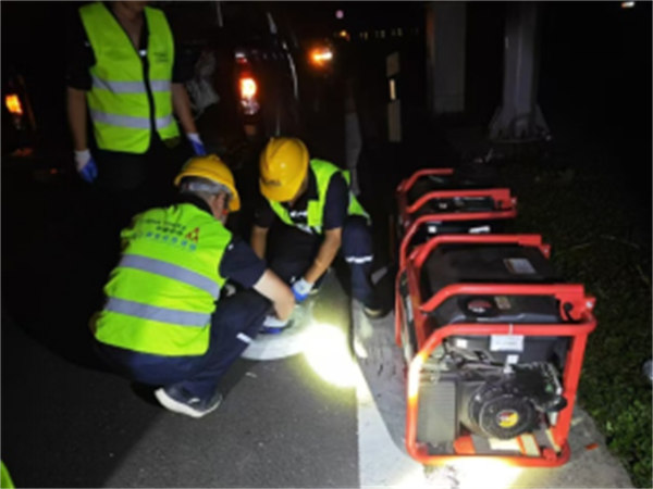 工作人員正在搶修線路。重慶鐵塔供圖