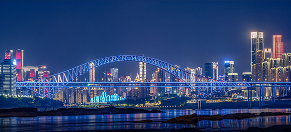 江岸對(duì)望璀璨夜景，拍攝時(shí)間2023年3月。長江序供圖