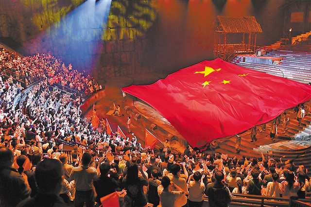 10月3日，沙坪壩區(qū)重慶1949大劇院，觀眾正在觀看以紅巖文化為創(chuàng)作背景的大型紅色歷史舞臺劇《重慶·1949》。國慶假期，在紅巖精神發(fā)源地的重慶，很多游客和市民通過觀看該劇來銘記歷史、汲取力量。特約攝影 孫凱芳/視覺重慶