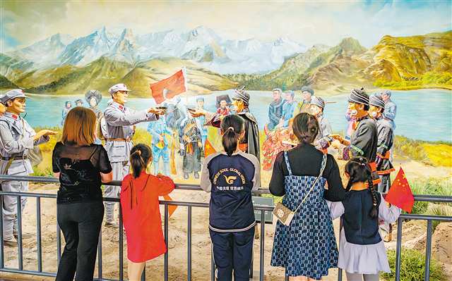 10月1日，開州區(qū)，游客在劉伯承同志紀(jì)念館游覽參觀。通訊員 王曉宇 攝/視覺重慶