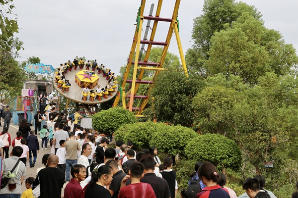 美心紅酒小鎮(zhèn)人氣火爆。景區(qū)供圖