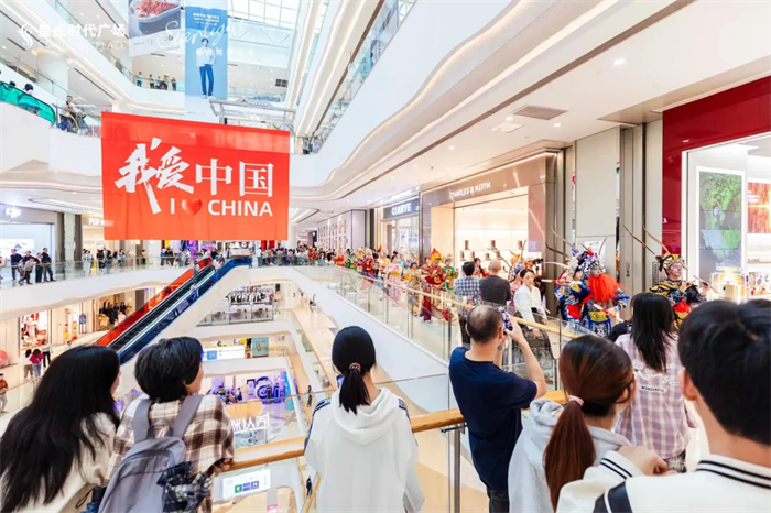 游客在商場拍照打卡(南岸區(qū)文旅委供圖)