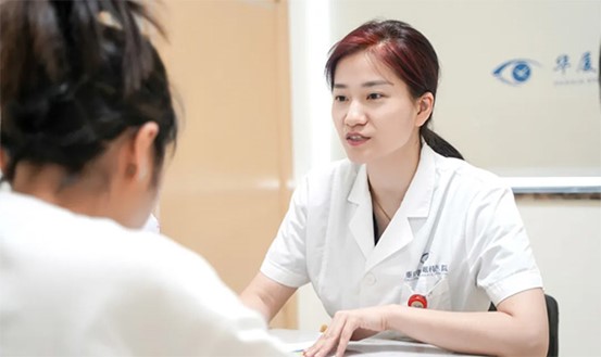 蔡錫安詢問患者眼部情況。重慶華廈眼科醫(yī)院供圖