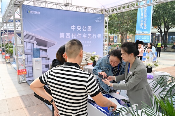 市民在了解樓盤(pán)相關(guān)情況。鄒樂(lè)攝
