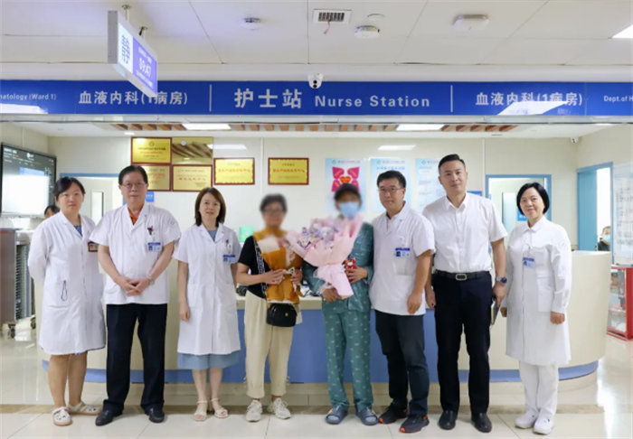 患者成功治愈出院，與張紅賓教授醫(yī)療團(tuán)隊(duì)合影留念。重醫(yī)附一院供圖