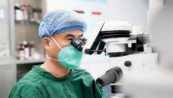 安曉巨為患者進行手術。重慶華廈眼科醫(yī)院供圖