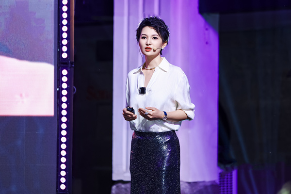 戴霞上臺(tái)發(fā)言。重慶華美整形外科醫(yī)院供圖