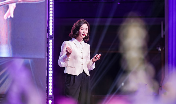 方紅梅上臺(tái)發(fā)言。重慶華美整形外科醫(yī)院供圖