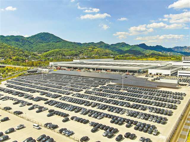 沙坪壩區(qū)賽力斯鳳凰智慧工廠，剛剛下線測(cè)試后的問界新M7等待裝車（攝于9月3日，本報(bào)資料圖片）。通訊員 郭晉 攝/視覺重慶