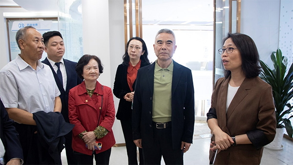 參觀交流活動(dòng)現(xiàn)場(chǎng)。華廈渝州眼科醫(yī)院供圖