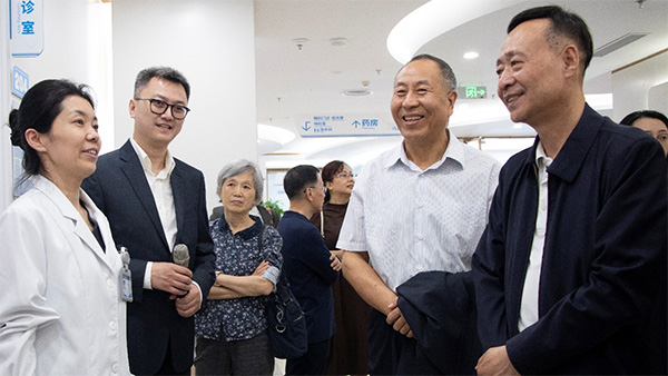 參觀交流活動(dòng)現(xiàn)場(chǎng)。華廈渝州眼科醫(yī)院供圖