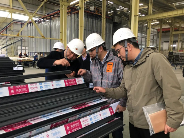 中國銀行重慶市分行調(diào)研中小微企業(yè)。中國銀行重慶市分行供圖