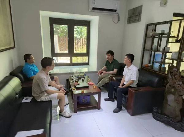 興業(yè)銀行重慶分行客戶經(jīng)理向企業(yè)介紹無還本續(xù)貸政策。興業(yè)銀行重慶分行供圖