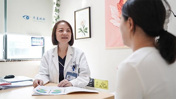 汪紅為患者檢查眼部情況。重慶華廈眼科醫(yī)院供圖