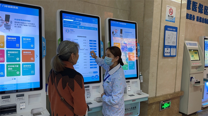 “門(mén)診醫(yī)助”為患者熱心服務(wù)。