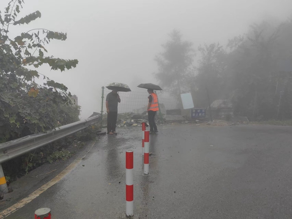 《日常檢查》。9月30日，巫山縣銅鼓鎮(zhèn)分管領(lǐng)導(dǎo)劉勇（左一）和駐守地質(zhì)工程師王忠凌到青松村大拐滑坡開展日常巡查。夏鑫偉攝