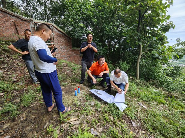 《尋脈問診》。6月21日 ,川東南勘察公司駐守地質(zhì)工程師竹越（右二）、譚韜（右三）對合川區(qū)釣魚城街道石泉后山危巖隱患開展工程治理前期準(zhǔn)備工作。袁少游攝