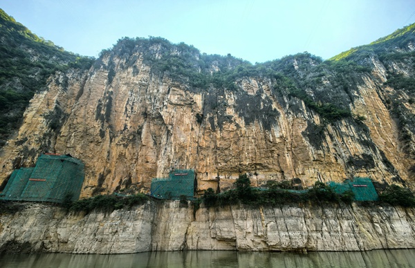 《巫山縣大寧河龍門寨危巖治理工程》。7月5日，巫山縣地質(zhì)災(zāi)害防治中心啟動巫山縣大寧河龍門寨危巖治理工程，主要建設(shè)內(nèi)容包括清除危巖1.66萬立方米，對4處危巖采取錨索（桿）加固（用量1458根），對溶洞采取注漿填充封閉，設(shè)置覆蓋式引導(dǎo)防護(hù)系統(tǒng)2萬平方米，并進(jìn)行生態(tài)修復(fù)。吳月旭攝