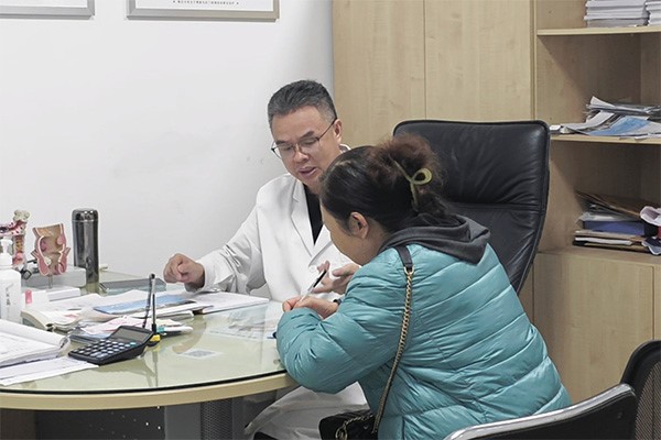 醫(yī)生看診。重慶東大肛腸醫(yī)院供圖
