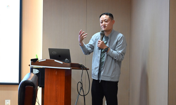 李嘉文進(jìn)行主題分享。重慶愛爾眼科醫(yī)院總院供圖
