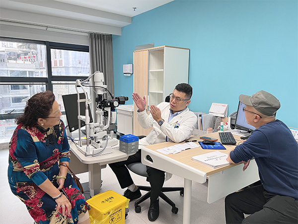 劉軍奇為患者講解眼部問題。重慶普瑞眼科醫(yī)院供圖